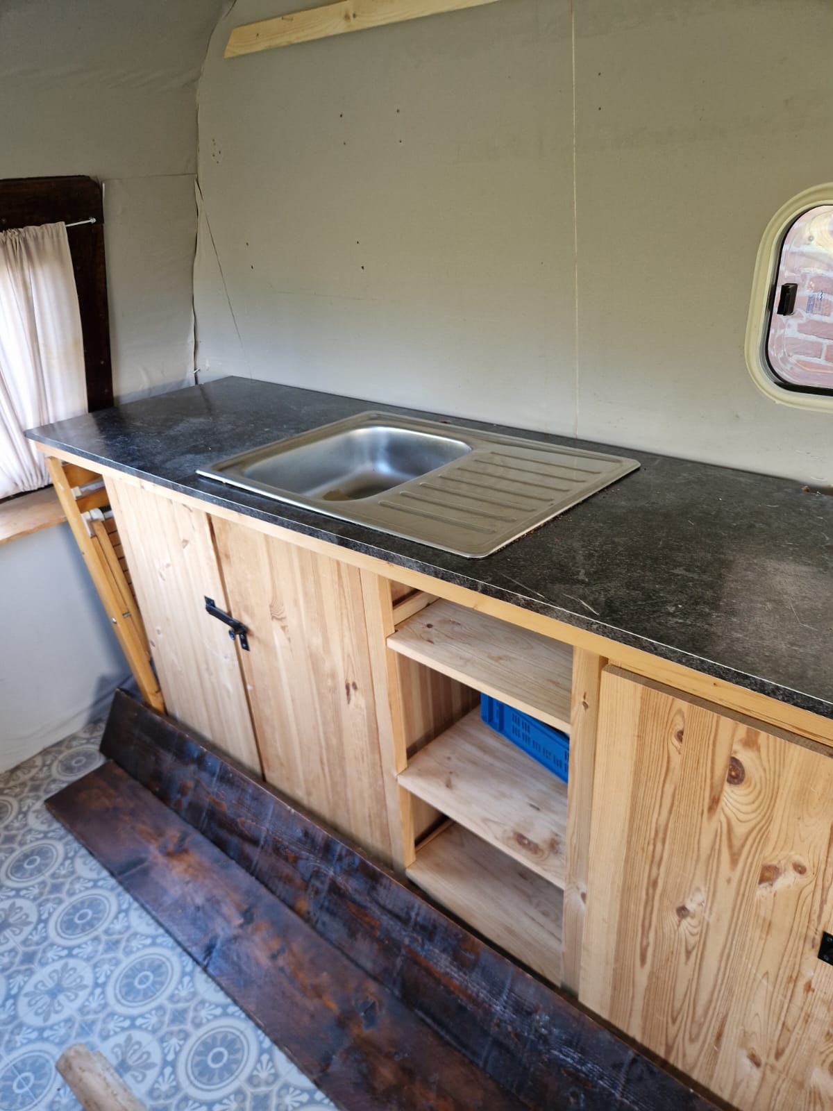 Werkblad met spoelbak en houten kasten