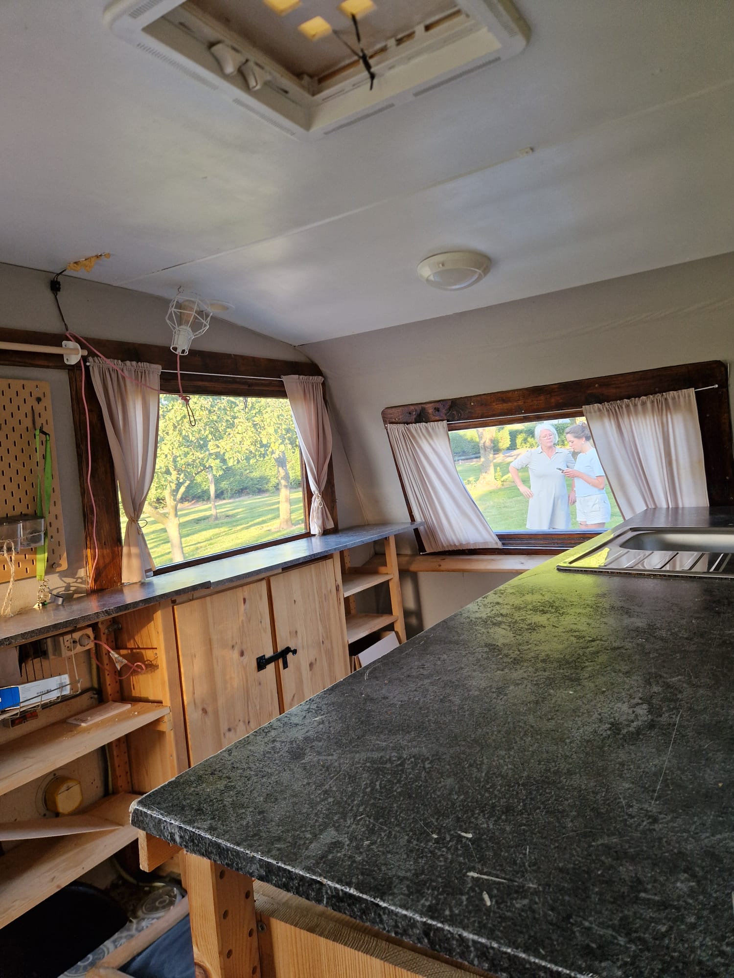 Interieur van de CarVanMar caravan met twee serveerluiken