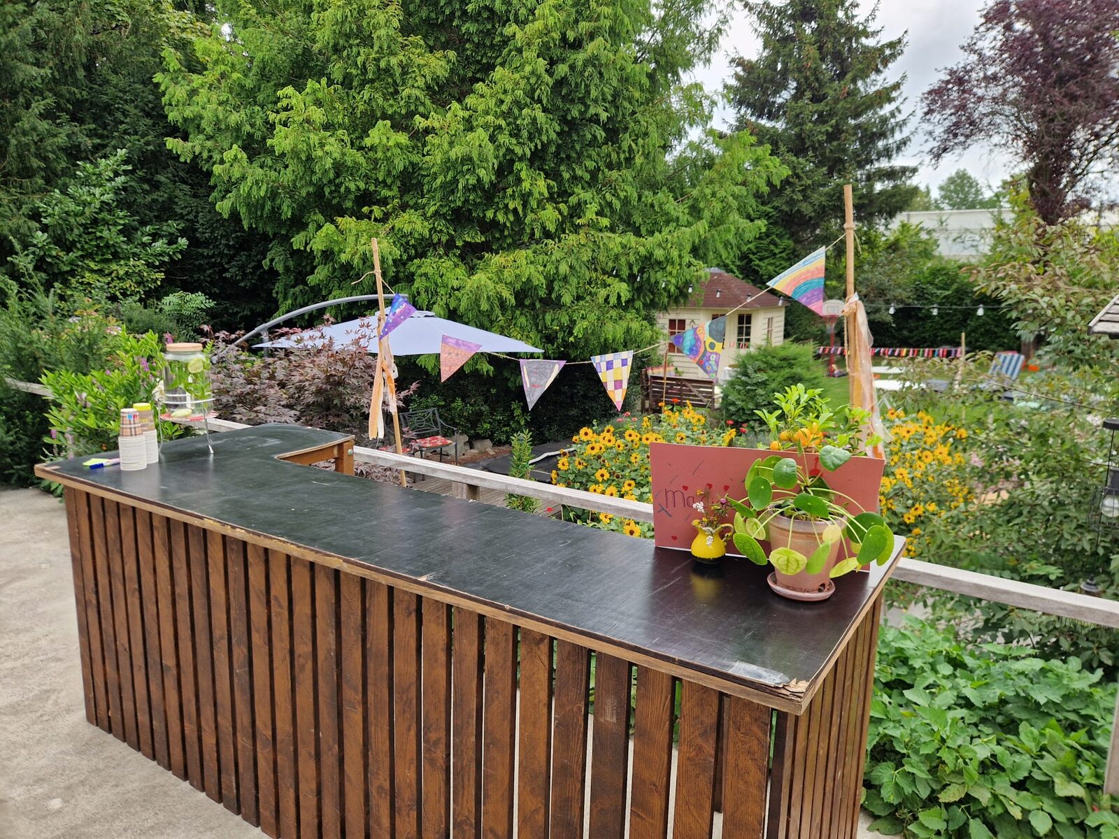 Houten bar van de foodcaravan met bloemen en drankjes