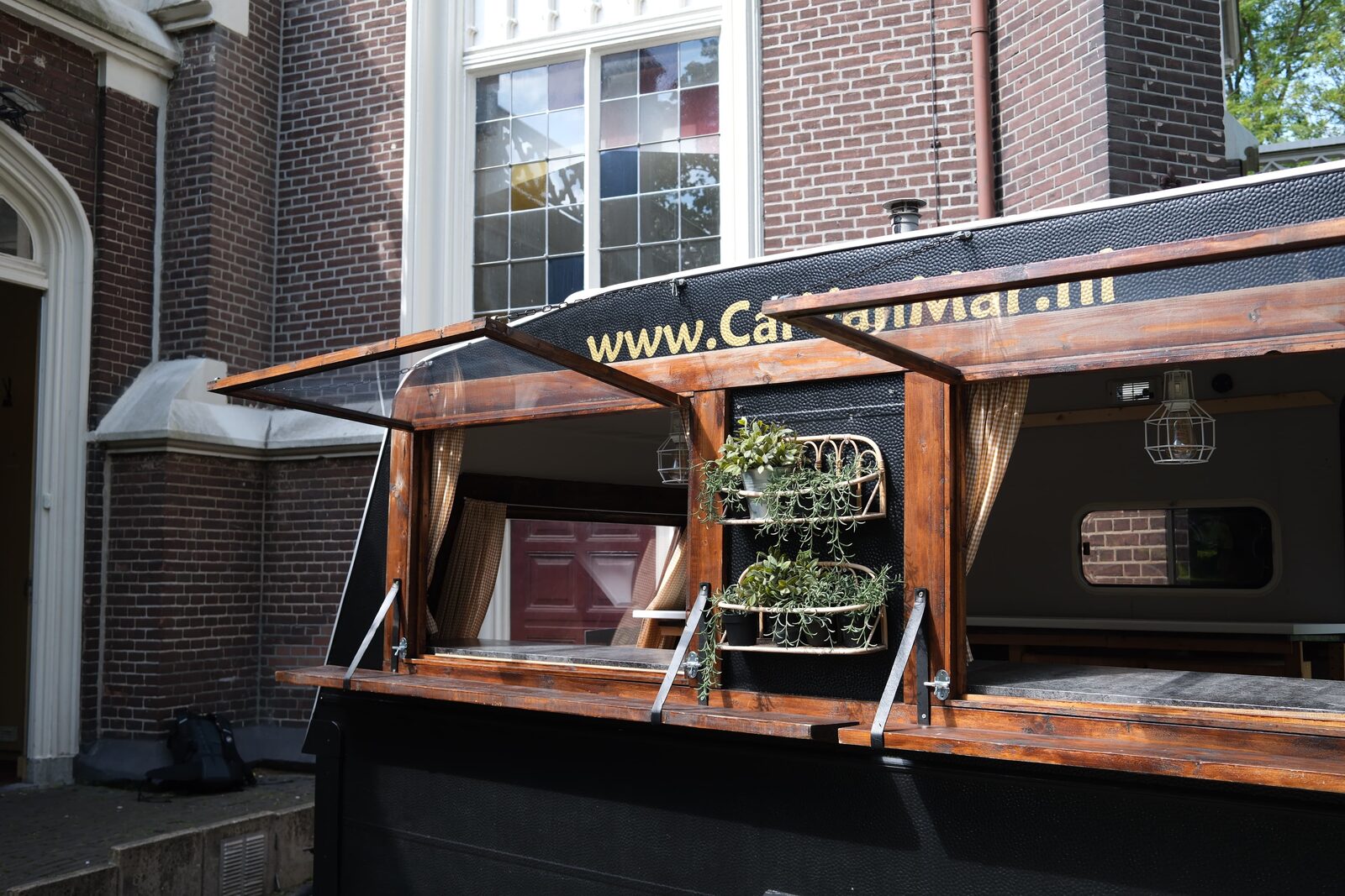 CarVanMar foodcaravan met open serveerluik op locatie