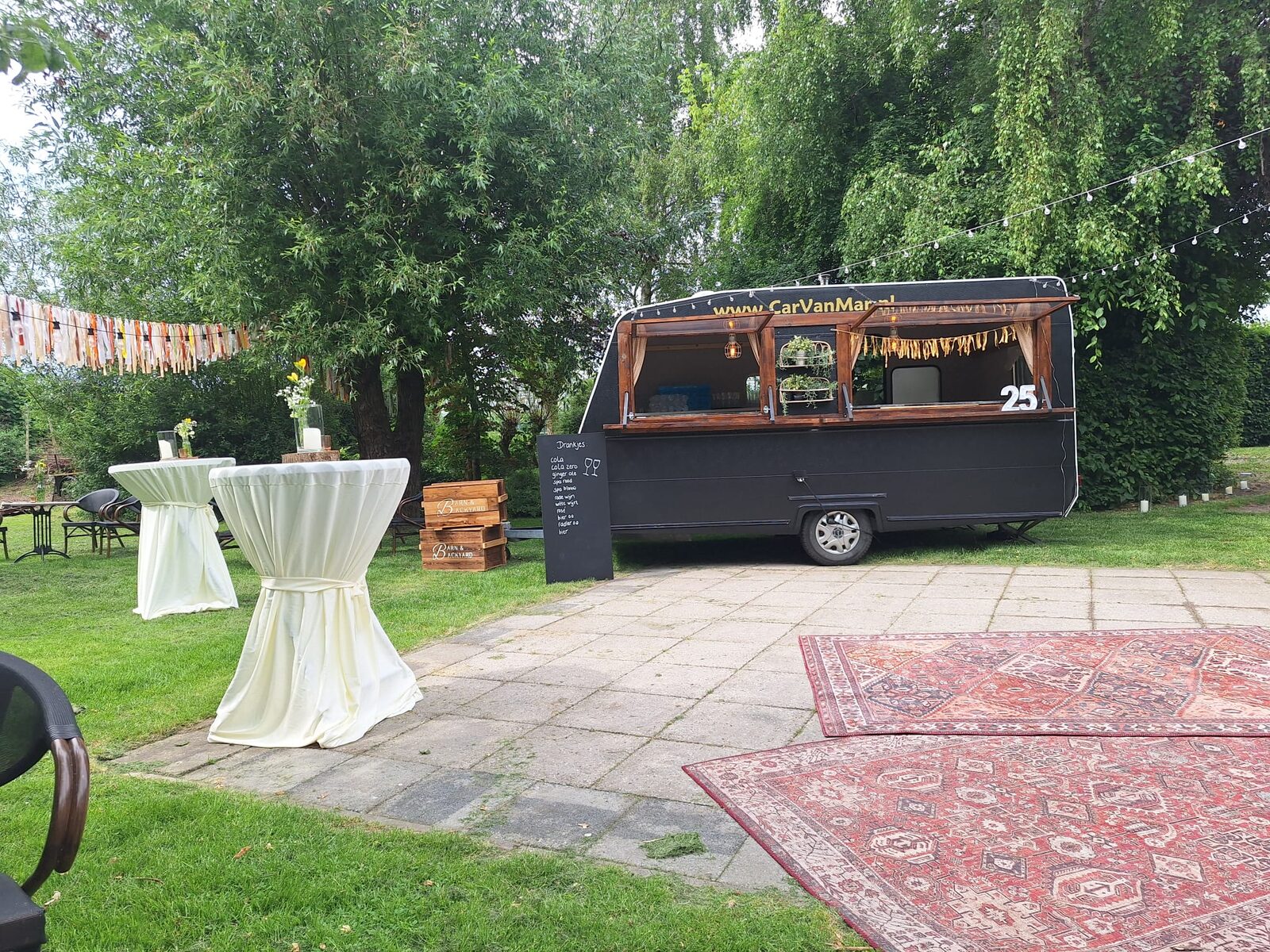 Foodcaravan als buitenbar op een tuinfeest